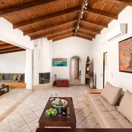 Chrysallis With Heated Pool Villa *