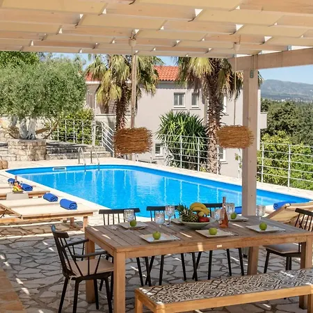 Chrysallis With Heated Pool Villa *