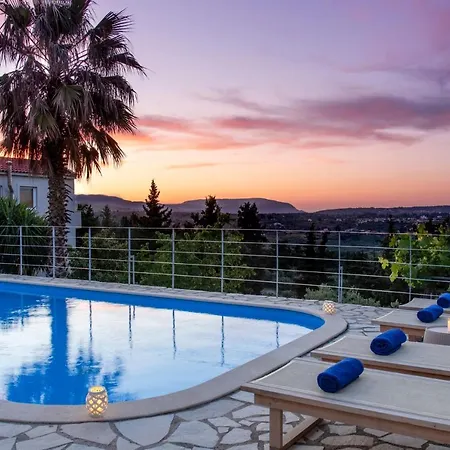 Chrysallis With Heated Pool Villa *