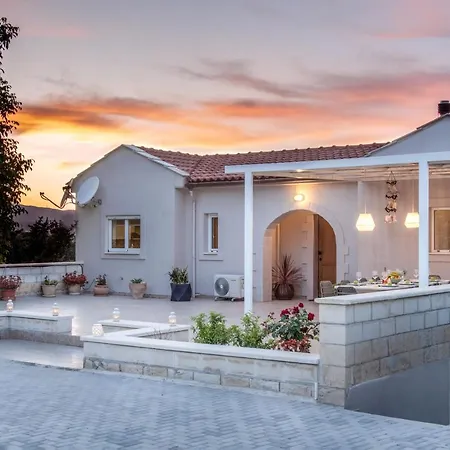 Chrysallis With Heated Pool Villa